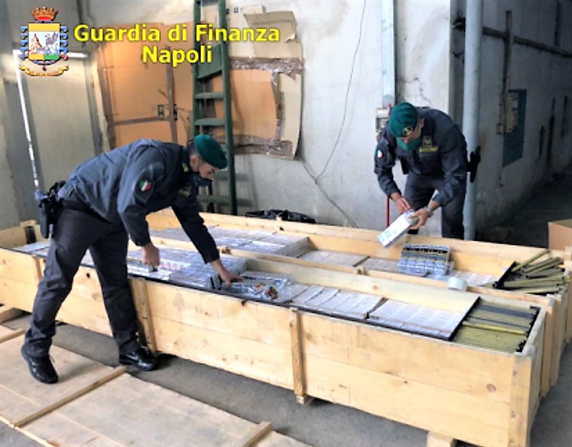 foto 1 GdF NAPOLI: ARRESTATI 6 CONTRABBANDIERI E SEQUESTRATE 3,8 TONNELLATE DI SIGARETTE