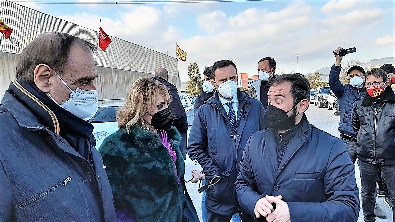 20220210 154145 VERTENZA LOGISTA MADDALONI, MASTELLA E IODICE DAI LAVORATORI IN PROTESTA. LEX MINISTRO: “VERTENZA FACILMENTE RISOLVIBILE: O QUESTO DEPOSITO RESTA APERTO OPPURE LO STATO DOVRÀ AFFIDARE IL SERVIZIO AD ALTRA AZIENDA”