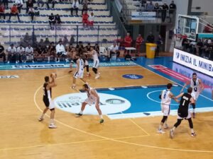 foto3 300x225 BASKET SERIE B, JUVECASERTA BEFFATA A ROSETO DA UN BUZZER BEATER DA CENTROCAMPO DI MORICI