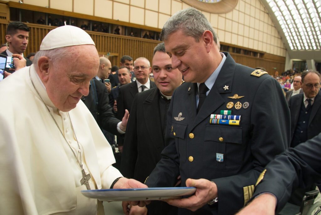 Il Papa con il Comandante del 22mo Gruppo DAMI 1024x684 AERONAUTICA MILITARE: IL 9° STORMO DI GRAZZANISE ED IL 22° GRUPPO DAMI DI LICOLA DA PAPA FRANCESCO