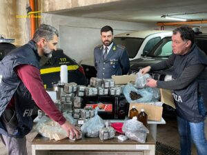 IMG 20230308 WA0002 300x225 CASTEL VOLTURNO, SEQUESTRO DI 77 KG DI HASHISH E TRE ARRESTI