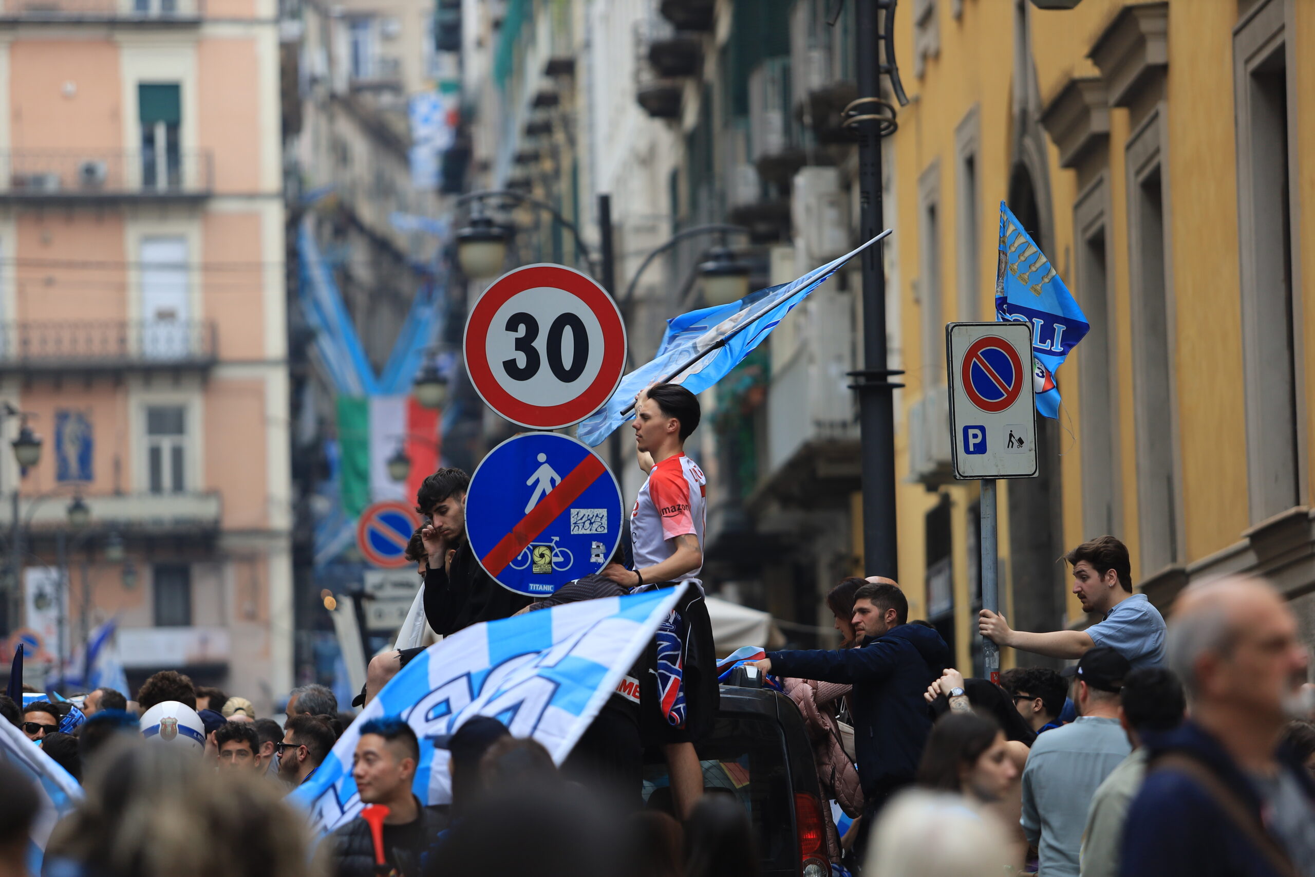 IMG 9880 scaled NAPOLI, UNA CITTA SOSPESA CHE RESTA IN ATTESA   LA FOTOGALLERY