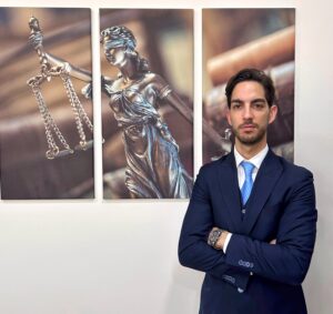 Avv  Gianluigi Capaccio 300x283 GIANLUIGI CAPACCIO E IL PRIMO CLASSIFICATO TRA I NEO ABILITATI E VINCE IL PREMIO MARCO UBERTINI INDETTO DALLA CASSA FORENSE