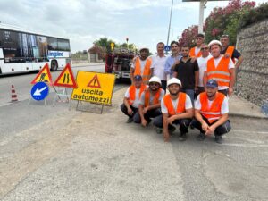 zannini e lavanga al cantiere di via fiumarelle 300x225 MONDRAGONE: TRATTO FIUMARELLA/LE VAGNOLE, INIZIATI I LAVORI DI REALIZZAZIONE DELLA PUBBLICA ILLUMINAZIONE E PISTA CICLOPEDONALE