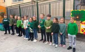 nevio 04 300x183 SCUOLA, ALLA NEVIO PIANTUMAZIONI E CANTI DI PACE PER LA FESTA DELL’ALBERO