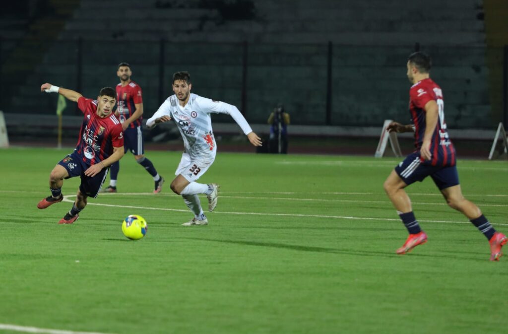 %name CALCIO, LA CASERTANA VINCE ANCORA E VOLA AL TERZO POSTO. SCONTRI TRA TIFOSI SUGLI SPALTI