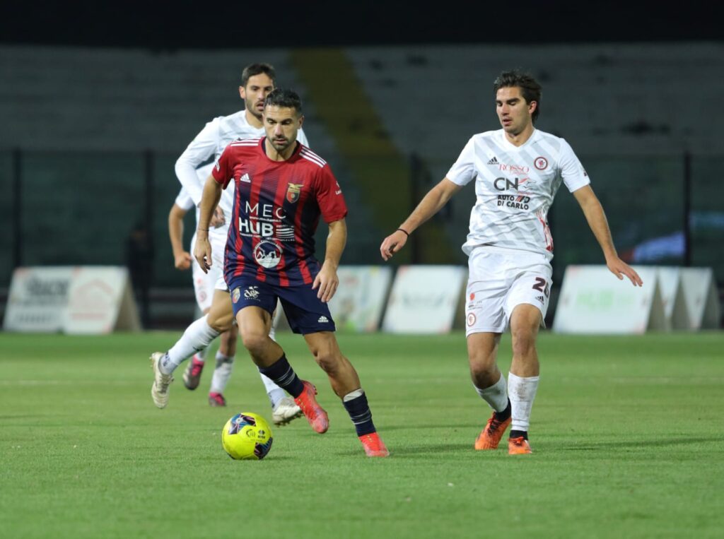 %name CALCIO, LA CASERTANA VINCE ANCORA E VOLA AL TERZO POSTO. SCONTRI TRA TIFOSI SUGLI SPALTI