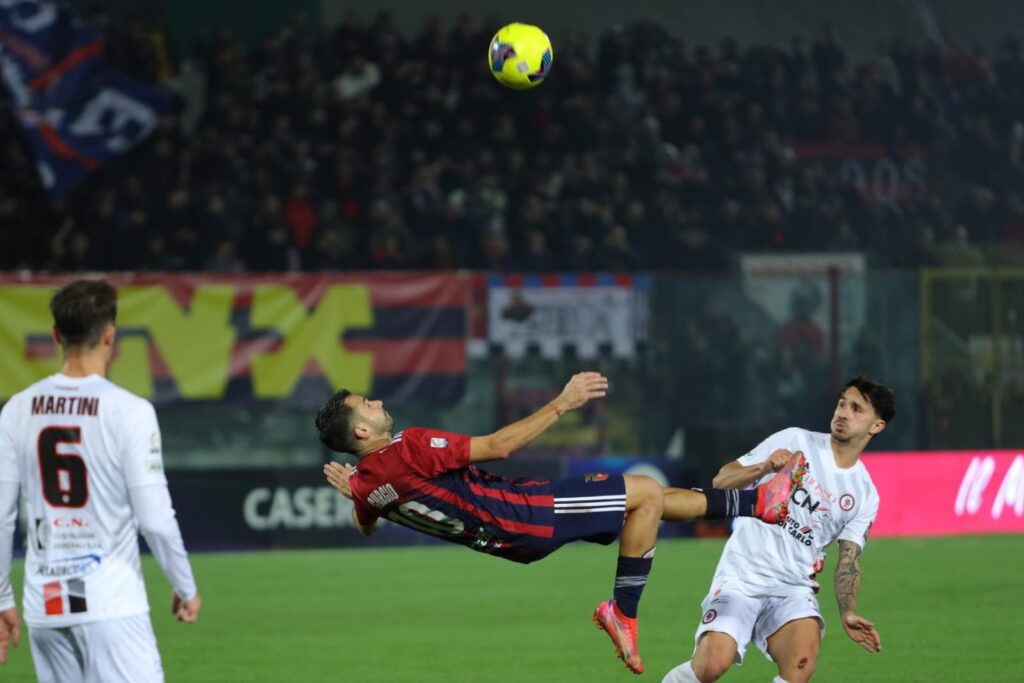 %name CALCIO, LA CASERTANA VINCE ANCORA E VOLA AL TERZO POSTO. SCONTRI TRA TIFOSI SUGLI SPALTI