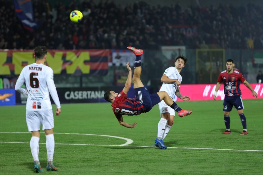 %name CALCIO, LA CASERTANA VINCE ANCORA E VOLA AL TERZO POSTO. SCONTRI TRA TIFOSI SUGLI SPALTI