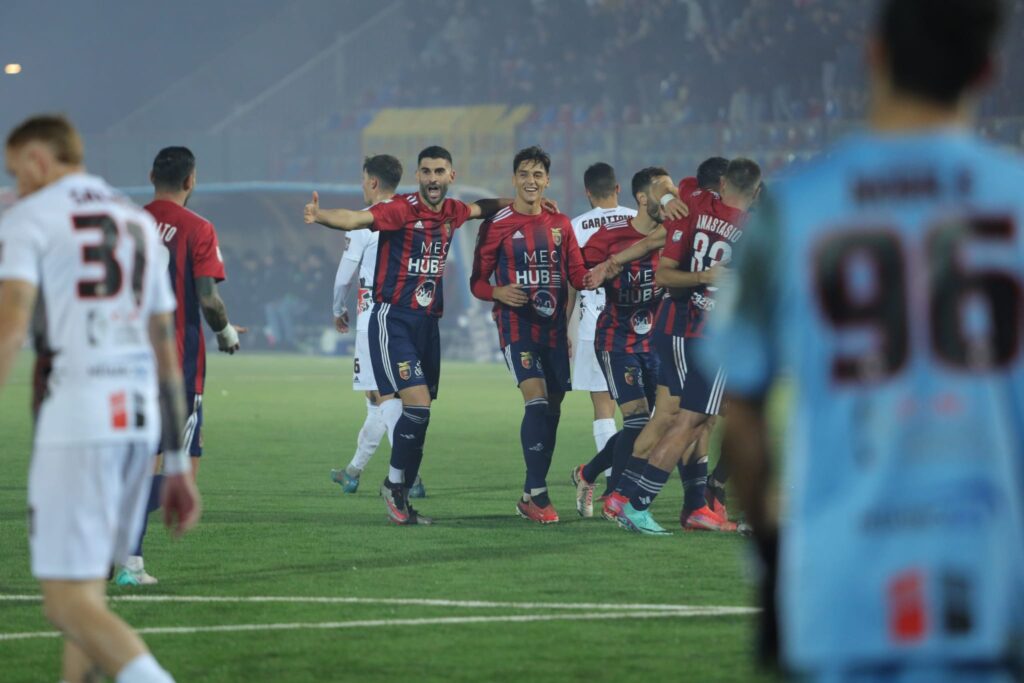 %name CALCIO, LA CASERTANA VINCE ANCORA E VOLA AL TERZO POSTO. SCONTRI TRA TIFOSI SUGLI SPALTI