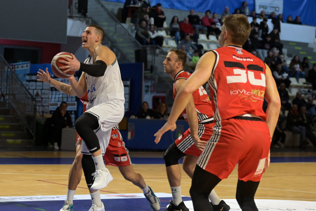 foto 87 1024x683 BASKET, RESA RAPIDA PER LA PAPERDI CASERTA IN CASA CONTRO LEGNANO: FILOTTO DI DODICI KO