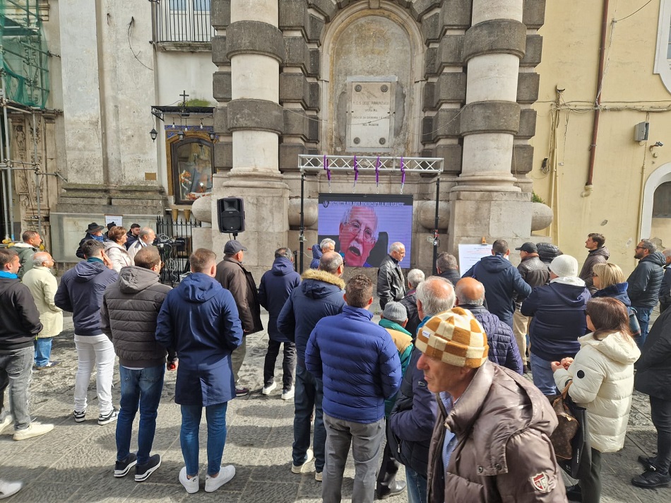 %name AVERSA, LA PIAZZA, UN CARTELLO: “SOLDI VOSTRI BUTTATI”