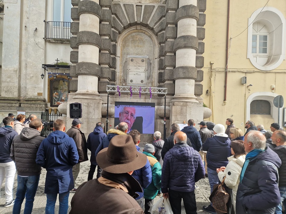 %name AVERSA, LA PIAZZA, UN CARTELLO: “SOLDI VOSTRI BUTTATI”