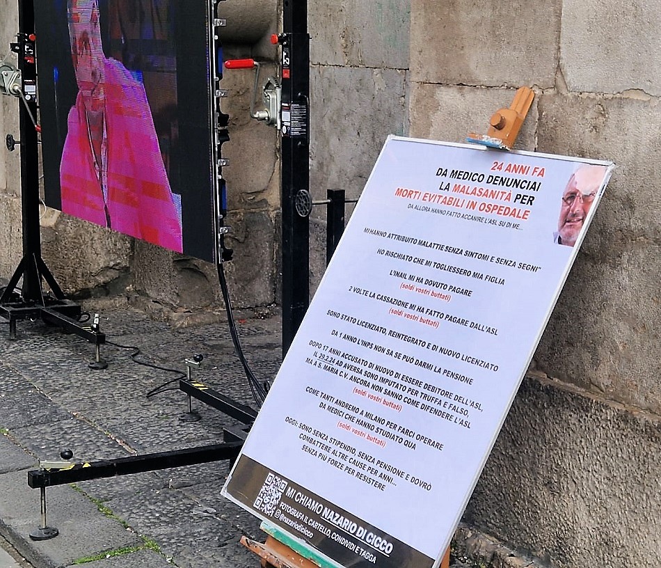 %name AVERSA, LA PIAZZA, UN CARTELLO: “SOLDI VOSTRI BUTTATI”