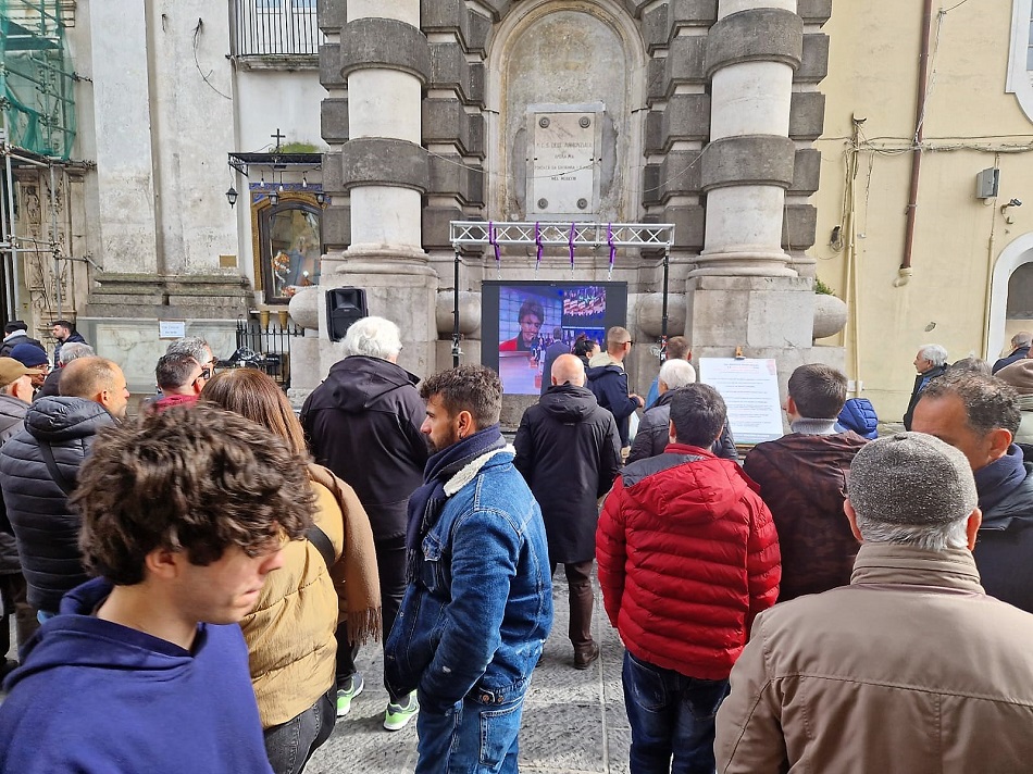 %name AVERSA, LA PIAZZA, UN CARTELLO: “SOLDI VOSTRI BUTTATI”