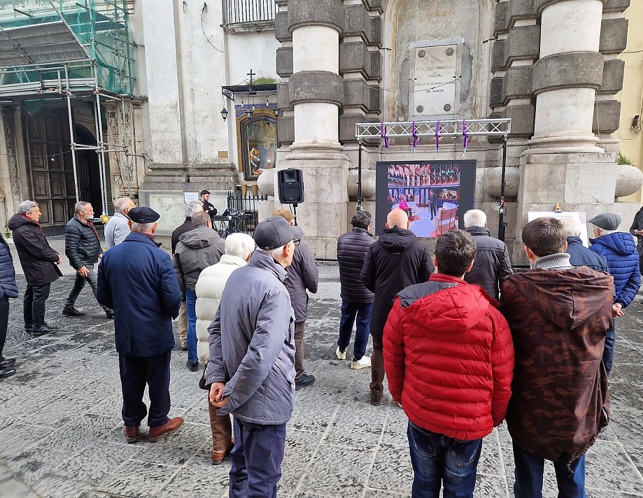 %name AVERSA, LA PIAZZA, UN CARTELLO: “SOLDI VOSTRI BUTTATI”