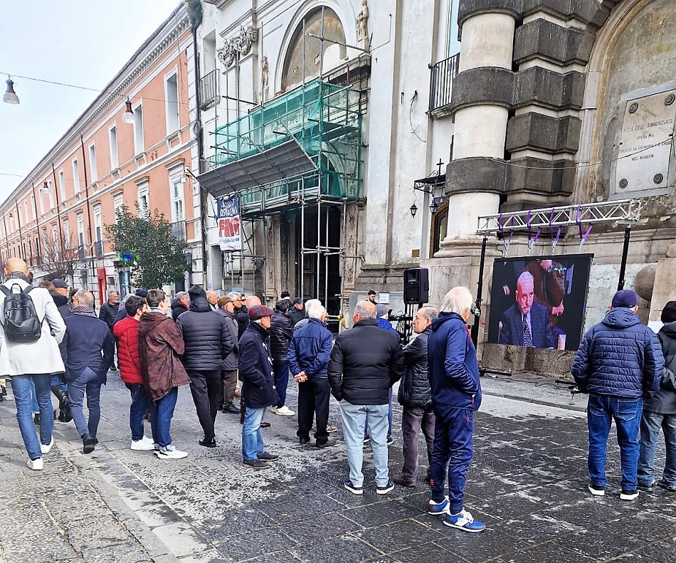 %name AVERSA, LA PIAZZA, UN CARTELLO: “SOLDI VOSTRI BUTTATI”