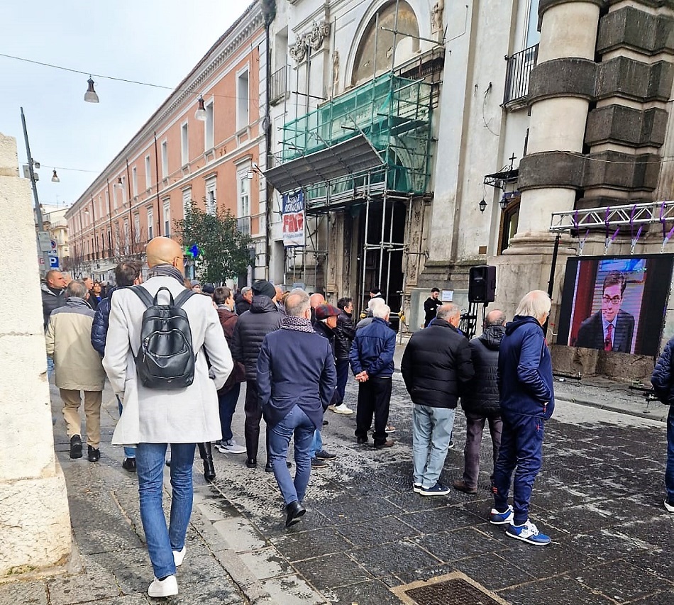 %name AVERSA, LA PIAZZA, UN CARTELLO: “SOLDI VOSTRI BUTTATI”