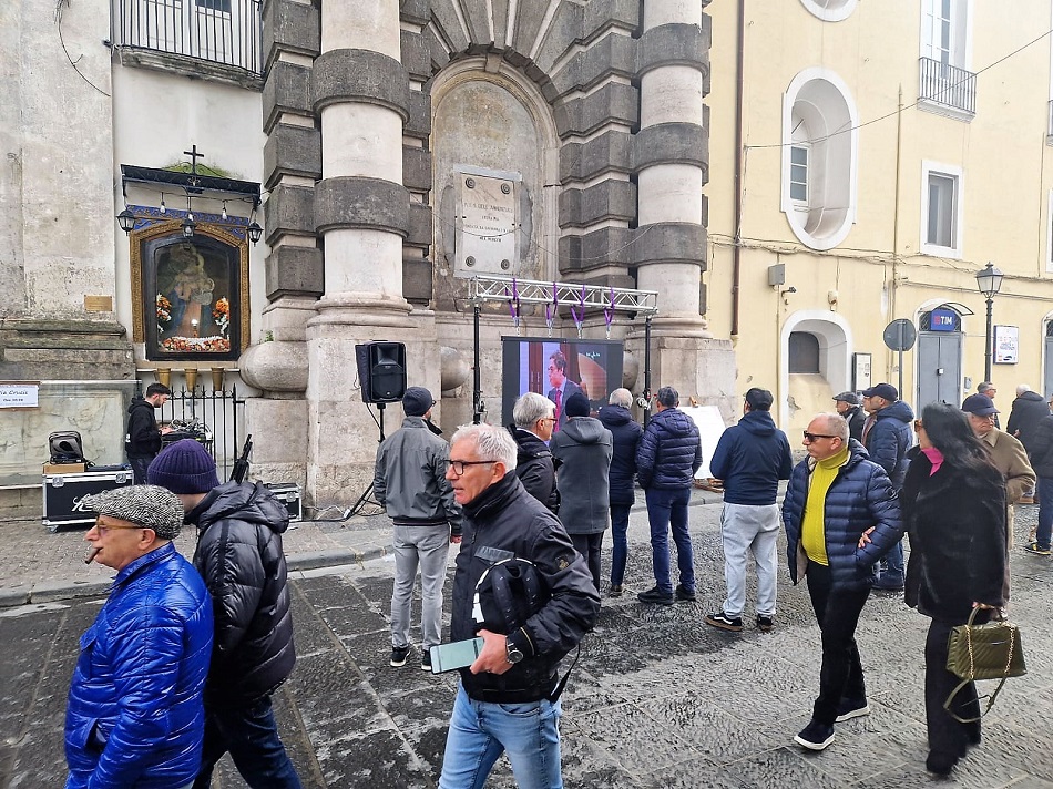 %name AVERSA, LA PIAZZA, UN CARTELLO: “SOLDI VOSTRI BUTTATI”