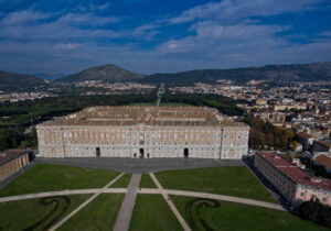 Reggia e territorio dallalto 300x210 NUOVI LABORATORI DI OPERA ALLA REGGIA DI CASERTA