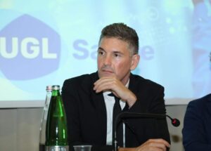 giuliano tavolo 300x215 SANITA, GIULIANO (UGL) SUL DECRETO LEGGE CONTRO LA VIOLENZA SUGLI OPERATORI SANITARI