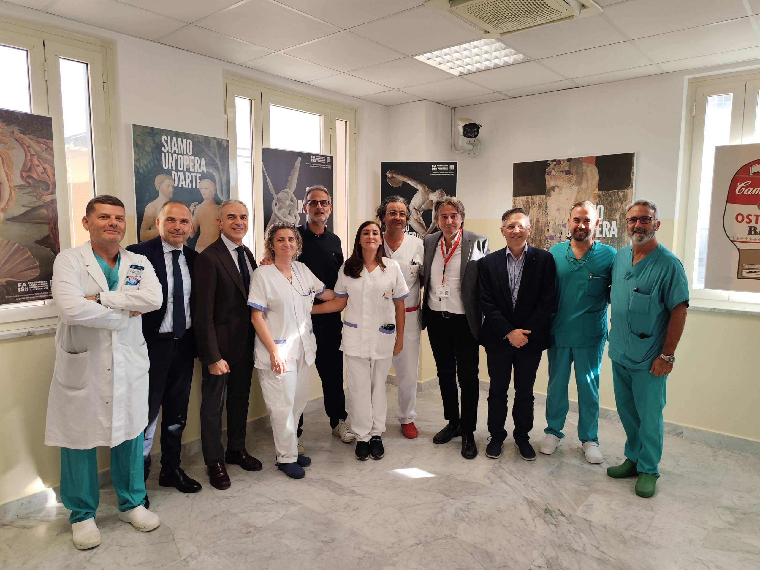 Mostra Inaugurazione scaled UMANIZZAZIONE DELLE CURE AI PAZIENTI STOMIZZATI: L’AORN DI CASERTA ADERISCE ALLA CAMPAGNA DELLA FAIS “SIAMO UN’OPERA D’ARTE”