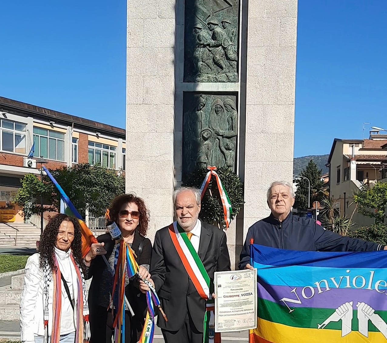 vozza CASAGIOVE, IL SINDACO GIUSEPPE VOZZA PORTA LA FIACCOLA DELLA PACE AI CADUTI DI TUTTE LE GUERRE